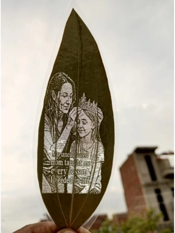 Custom Mother And Daughter Leaf Art – Personalized Engraved Portrait on Natural Leaf