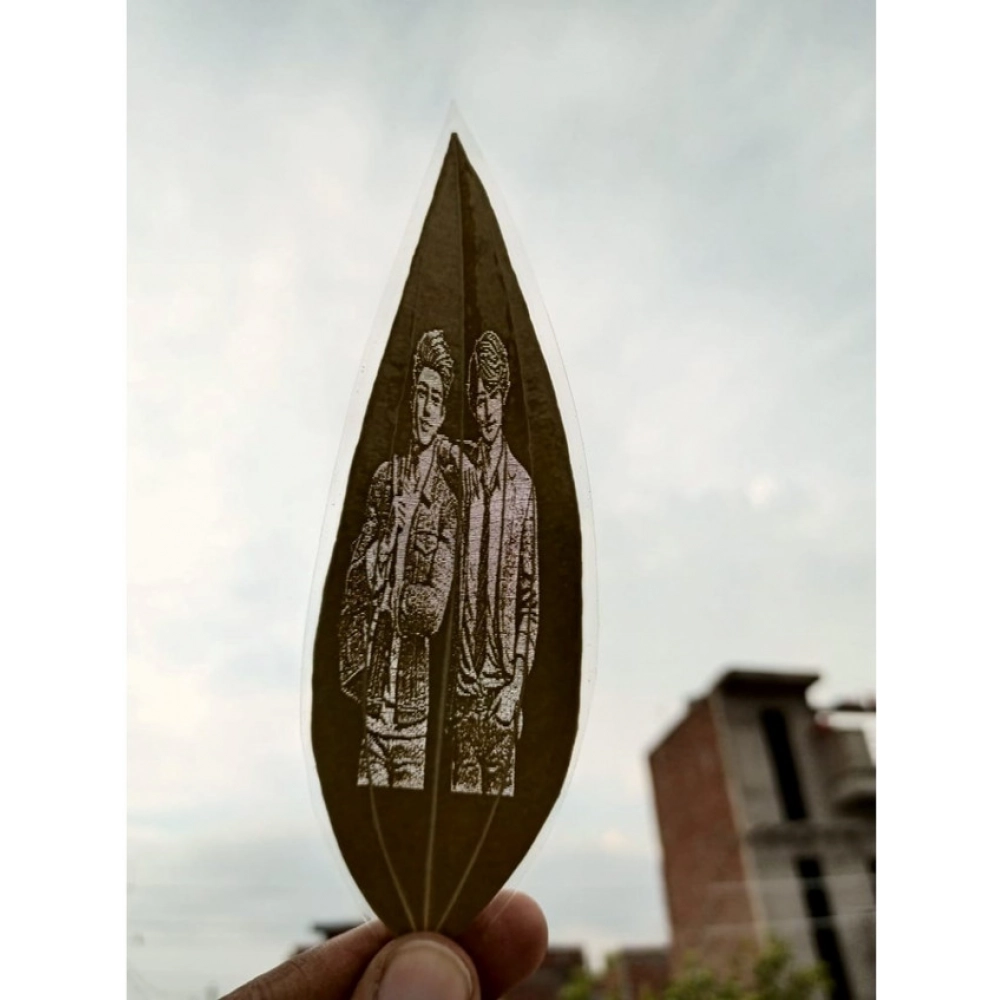 64020-1000x1000-1.webp Custom Portrait on Natural Leaf – Friendship - Image 1