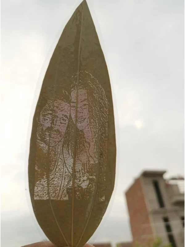 Custom Couple Portrait Engraved on Natural Leaf – Personalized Romantic Leaf Art Gift