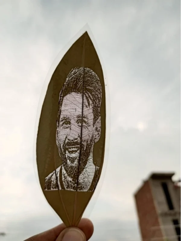 Custom Portrait Leaf Picture – Personalized Engraved Artwork on Natural Leaf